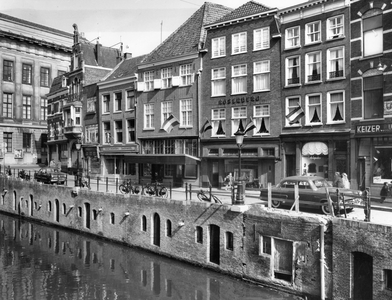 41078 Gezicht op de voorgevels van de huizen Vismarkt 1 (links)-hoger te Utrecht.